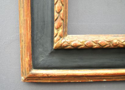 null Pair of carved and gilded moulded wood frames with laurel leafs (one worn)

Spain,...