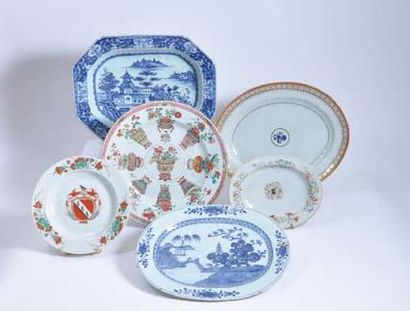CHINE Plat en porcelaine en forme de bannette, décor en camaïeu bleu et blanc représentant...