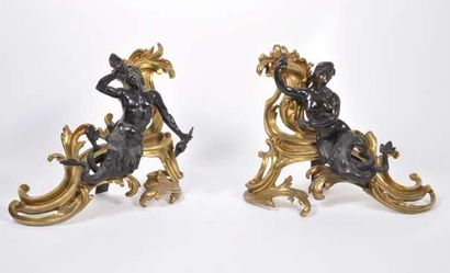 null Grande paire de CHENETS en bronze doré et patine brune représentant des tritons...