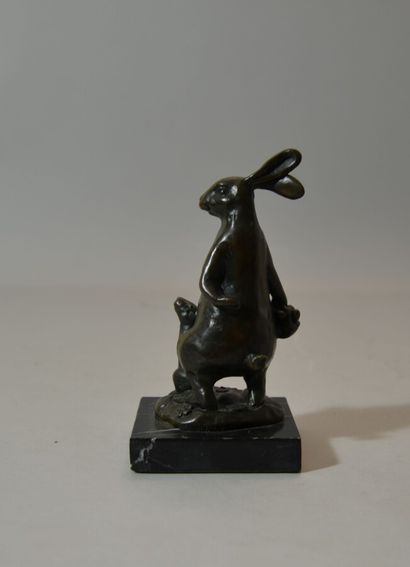 null MILO

Rabbit and rabbit

Bronze group on a black marble base

Height: 15 cm...