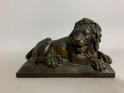 Ecole du XIXème siècle 
Lion couché 
Bronze...