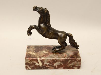 null School of the XIXth century

Riding horse

Bronze with green patina on a rectangular...