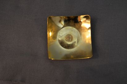 null Set of four :

Small gilded metal POCKET VACUUM La Concorde

White porcelain...