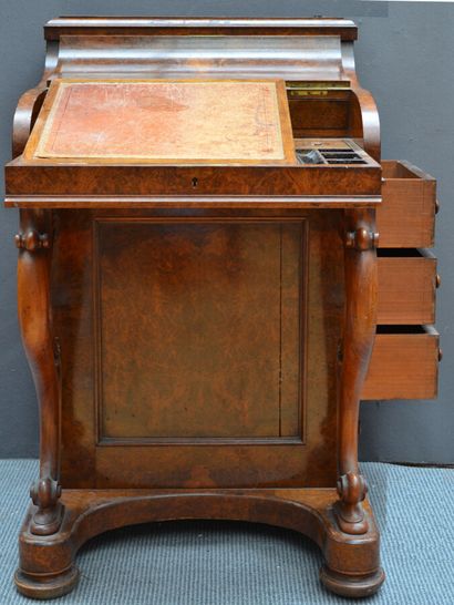 null Davenport walnut burr veneer desk 

English work, 19th century

93 x 55 x 55...