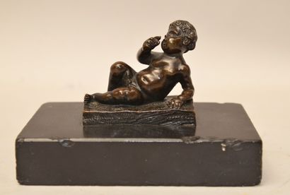 null School of the XIXth century

Reclining love

Bronze with patina on a black marble...