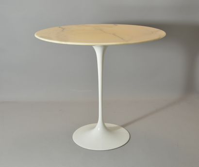 null Tulip" oval coffee table with white marble top

Eeron Saarinien, Knoll editions

Height...
