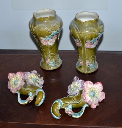 null DE BRUYN

Pair of green barbotine VASES and wall APPLIQUES with floral decoration

Signed

Height...