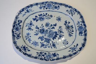 null China, East India Company

Porcelain oval dish with a blue decoration of a flowery...