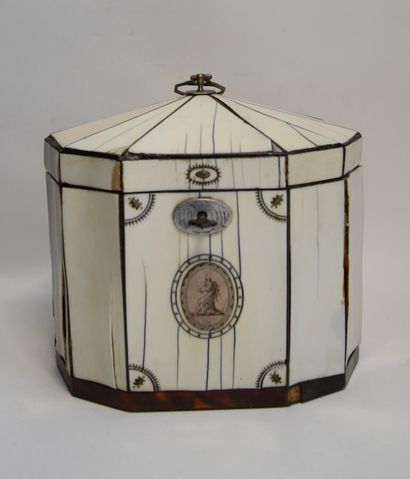 null Veneered TEA BOX 

Sheraton style, 19th century

Height : 14.5 cm 14,5 cm

(restorations,...