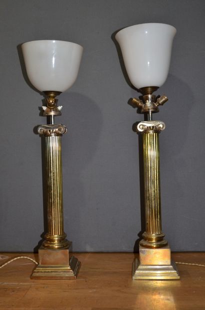 null Two modern LAMPS in gilded metal, foot in the shape of ionic column. Quadrangular...