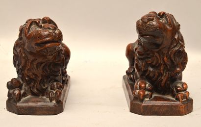 Pair of reclining lions 
Carved walnut 
17th...