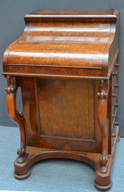 null Davenport walnut burr veneer desk 

English work, 19th century

93 x 55 x 55...