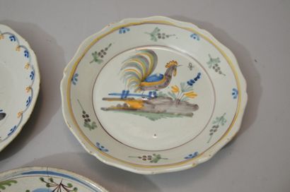 null Lot of THREE earthenware plates, one with a rooster, another one with plants...