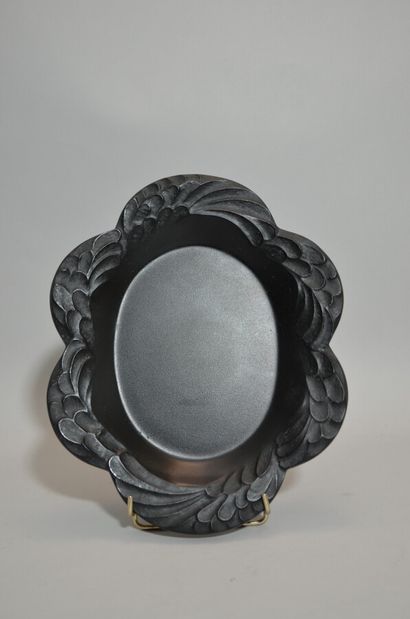 null LALIQUE France

Black oval bowl, wing with contoured edge and foliage, signed

27...