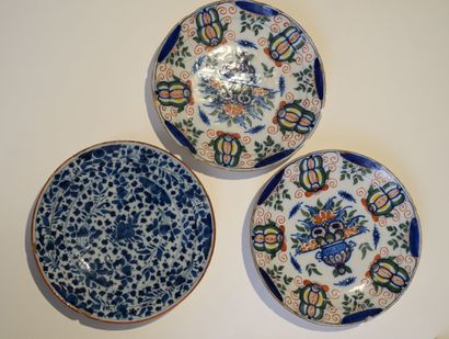 DELFT

Pair of plates in polychrome earthenware...