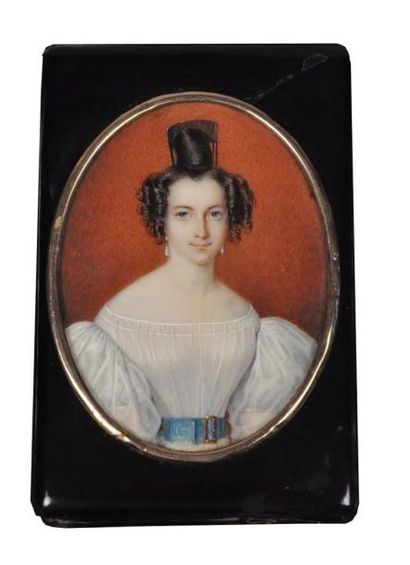ÉCOLE AUTRICHIENNE ? vers 1850 Portrait de femme en robe blanche à ceinture bleue....