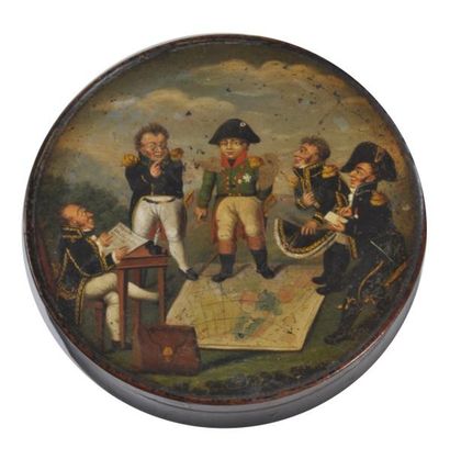 null DRAGEOIR rond en carton bouilli à décor polychrome caricatural de Napoléon entouré...