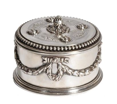 null BOITE couverte cylindrique en argent à décor de larges guirlandes feuillagées....