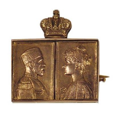 null BROCHE commémorative aux profils du Tsar Nicolas II et de son épouse face à...