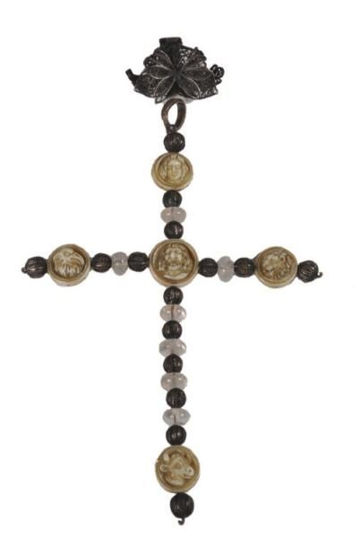 null CROIX composée de perles d'argent filigrane et cristal de roche, centrée d'un...