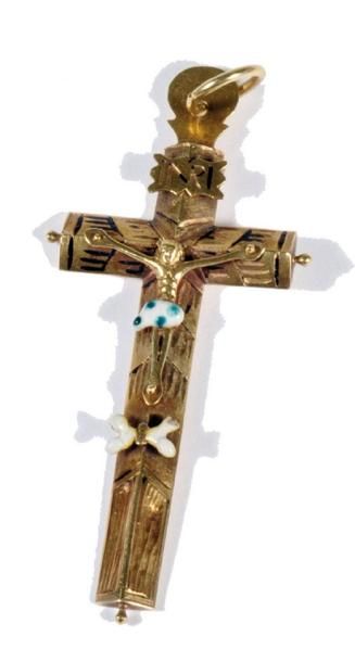 null PENDETIF CHRIST en croix en or jaune ciselé et partiellement émaillé polychrome...