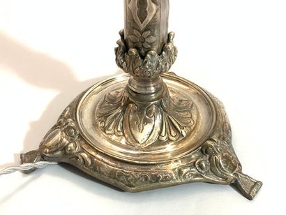  LAMPE DE BUREAU en bronze argenté à quatre bras de lumière à décor rocaille, posant...