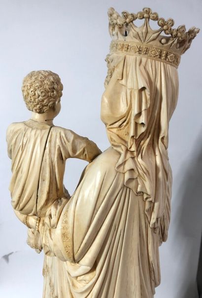  Grand GROUPE en ivoire sculpté figurant la Vierge à l'enfant reposant sur une base...