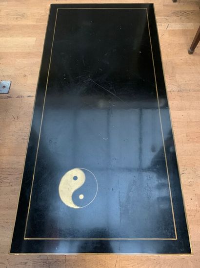 null TABLE BASSE rectangulaire laquée noire, ornée du ying et yang. 

Dim. 55 x 115...