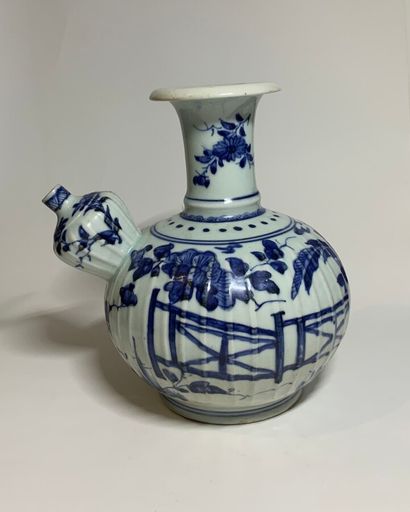  CHINE - Epoque KANGXI (1662 - 1722) 
Kendi de forme côtelée en porcelaine décorée...