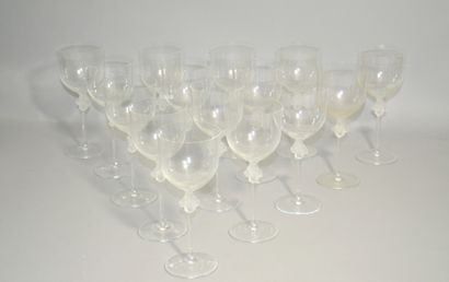 null LALIQUE France, 

Suite de 15 verres à pied en cristal, modèle Roxane, signé...