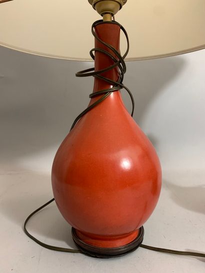  CHINE 
Vase balustre en porcelaine émaillée rouge. 
Hauteur : 34 cm 
(Monté en lampe)...