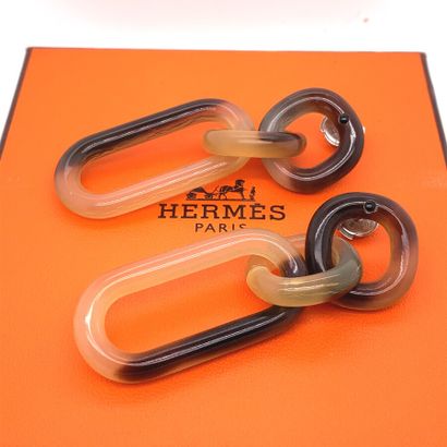 null HERMES 

Parire de BOUCLES D'OREILLE en corne.

Long: 16.5 cm

Ecrin