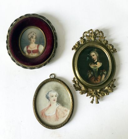 null *Suite de trois MINIATURES ovales aux portraits féminins. 

XIXe siècle. 

On...