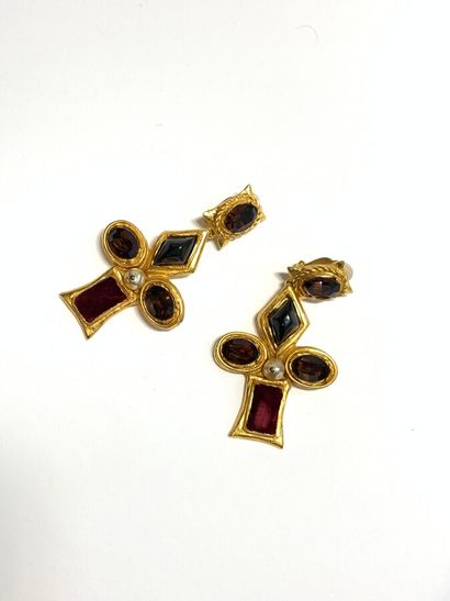 null Christian LACROIX

PAIRE de CLIPS D'OREILLES en forme de croix, en métal doré...
