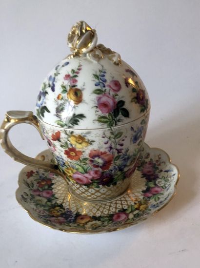 null *TASSE couverte et sa sous-tasse en porcelaine à décor floral. Pour le marché...