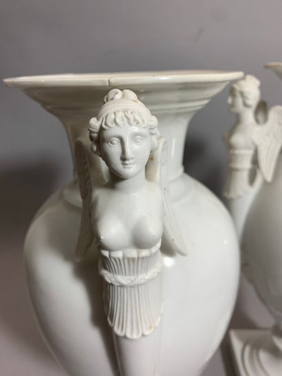 null PARIS 

Paire de vases balustres en porcelaine à deux anses simulant des sphinges...