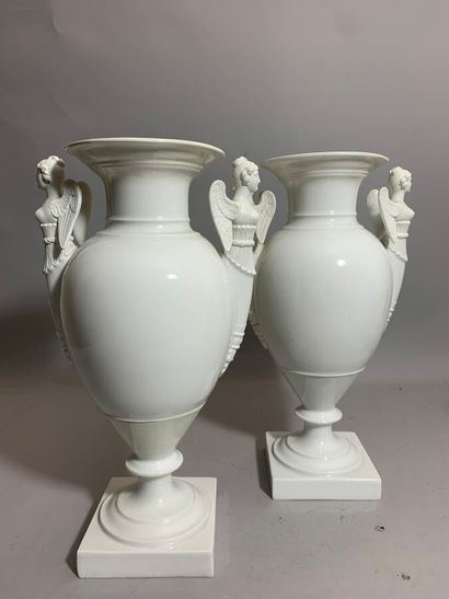 null PARIS 

Paire de vases balustres en porcelaine à deux anses simulant des sphinges...