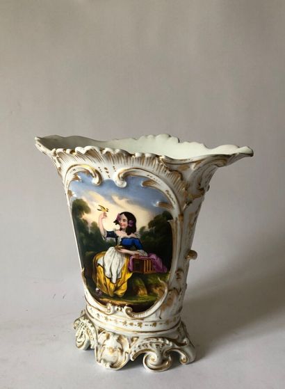  *PARIS 
Vase cornet en porcelaine à l'amour envolé et bouquet fleuri. 
Hauteur :...