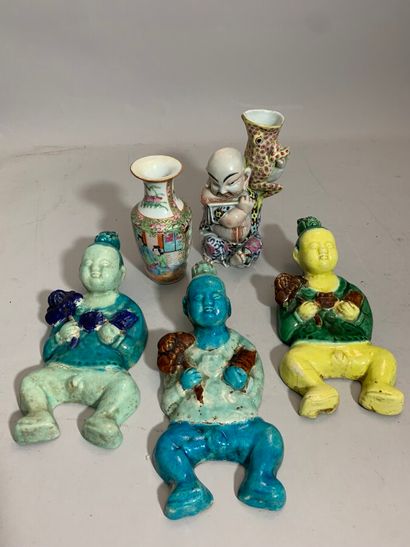  CHINE 
Suite de trois bouddhas en céramique à décor polychrome bleu, vert, jaune....