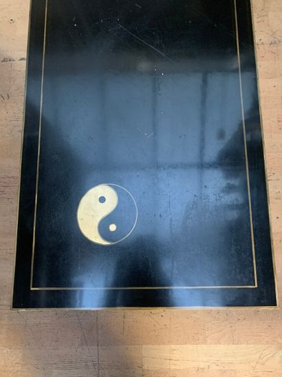 TABLE BASSE rectangulaire laquée noire, ornée du ying et yang. 
Dim. 55 x 115 x...