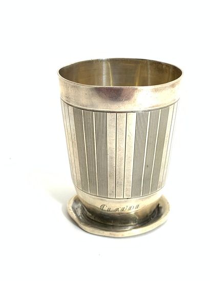 null TIMBALE en argent à décor de cannelures.

Epoque art déco

Poids: 82 g, Haut:...