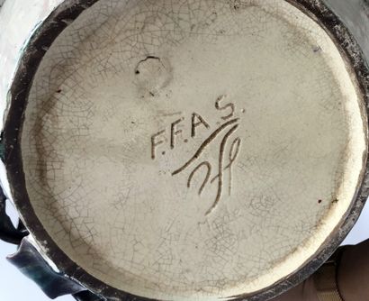 null *CACHE-POT en barbotine à décor d'anémones. 

Signé au revers « F.F.A.S ». 

Vers...