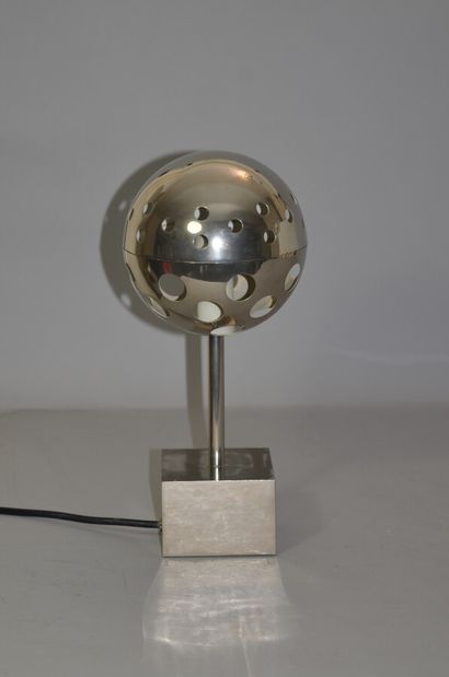  CHAROY Sabine (né en 1937) 
Lampe "planétaire" sphérique ajourée en métal chromé...