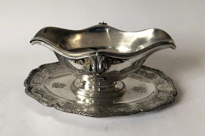 null *SAUCIERE, son dormant et sa doublure en argent à décor Louis XIV. 

Poids :...