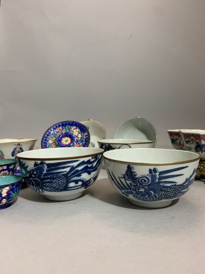  CHINE 
Lot en porcelaine comprenant bols, tasses, sous-tasses, pot couvert, coupes...