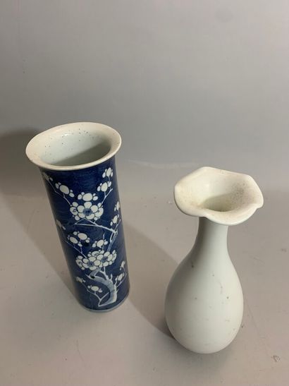  CHINE 
Lot comprenant un vase rouleau en grès et un vase balustre en porcelaine,...