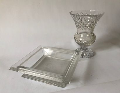 null *LALIQUE 

Vide-poche en cristal sablé à décor de godrons. 

Signé « Lalique »...