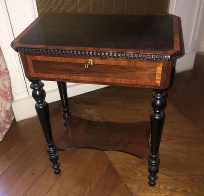  *Petite TABLE à ouvrage en placage de palissandre et bois de rose. 
Vers 1870. 
Hauteur :...