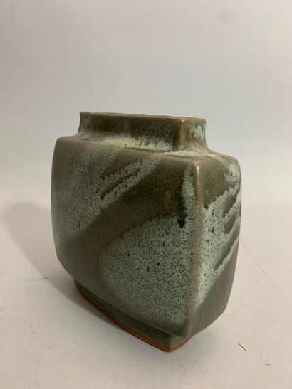 null Pierre CULOT (1938-2011) 

Vase modèle "Citroën" en grès émaillé gris clair...