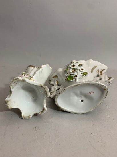  PARIS 
Suite de deux vases de mariée en porcelaine à décor polychrome de fleurs....